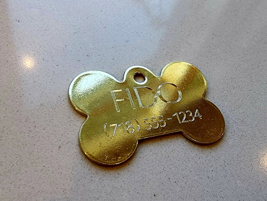 Die gravierte Haustier-ID-Marke aus Gold mit Unterschrift | Personalisiert